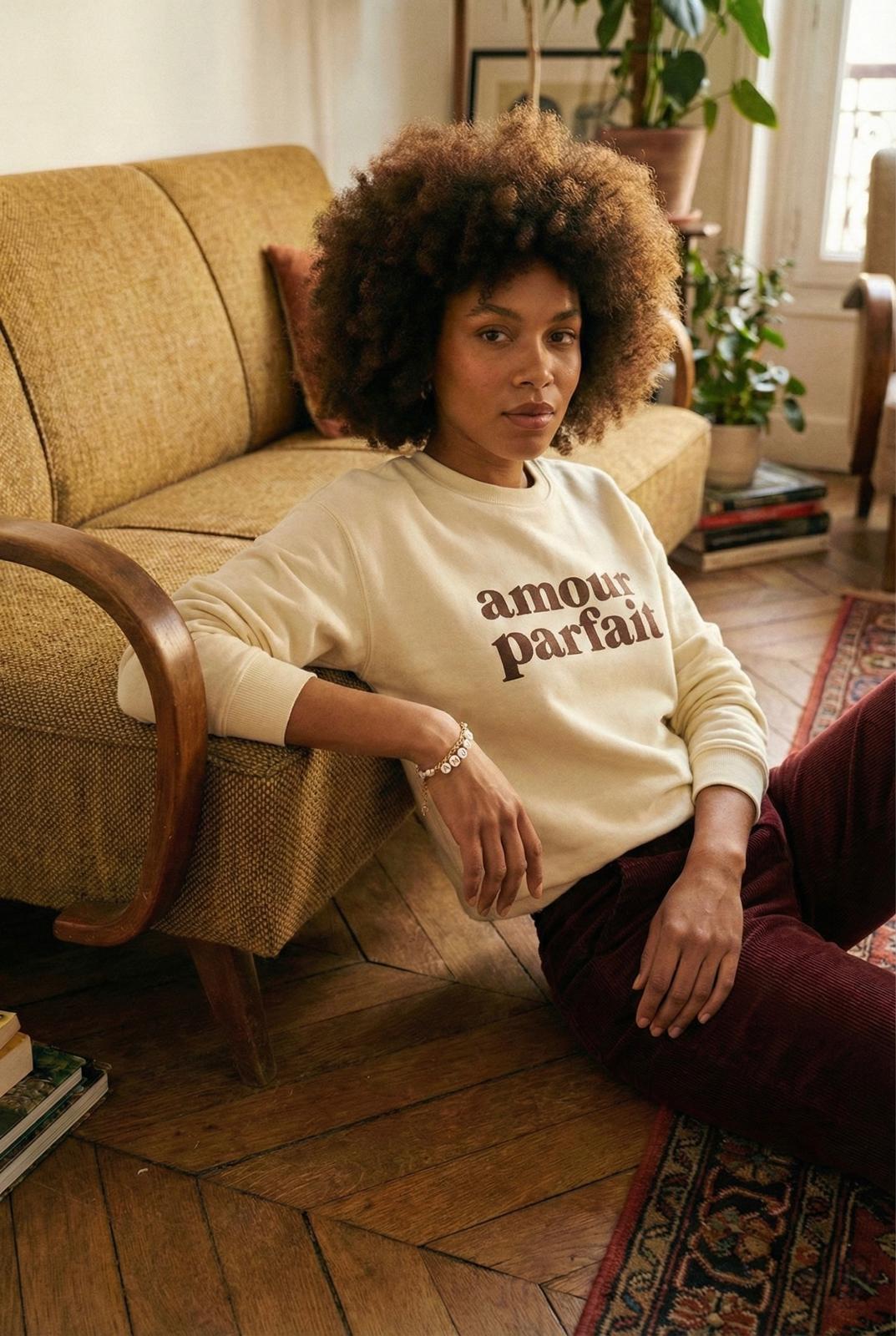 SWEATSHIRT MOLLETONNÉ "AMOUR PARFAIT" IMPRIMÉ EN VELOURS